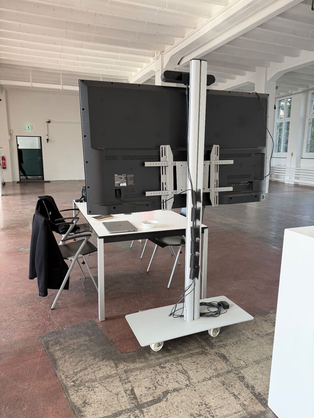 Nec Monitor: SET: NEC MultiSync E657Q Signage Display / MeetUp / Ständer – Usato da Zürich venduto da torvik 4