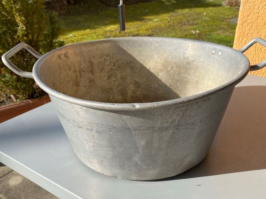 Runder Zuber aus Aluminium mit Griffen und 3 Löchern | Kaufen auf Ricardo