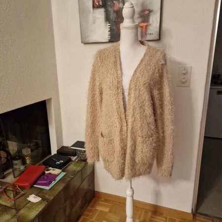 Kuschelige Cartoon Strickjacke Gr. L Beige Winter