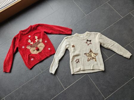 2 Kinderpullover rot und beige mit Weihnachtssujet