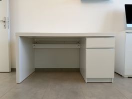 weißer Schreibtisch mit Schubladen