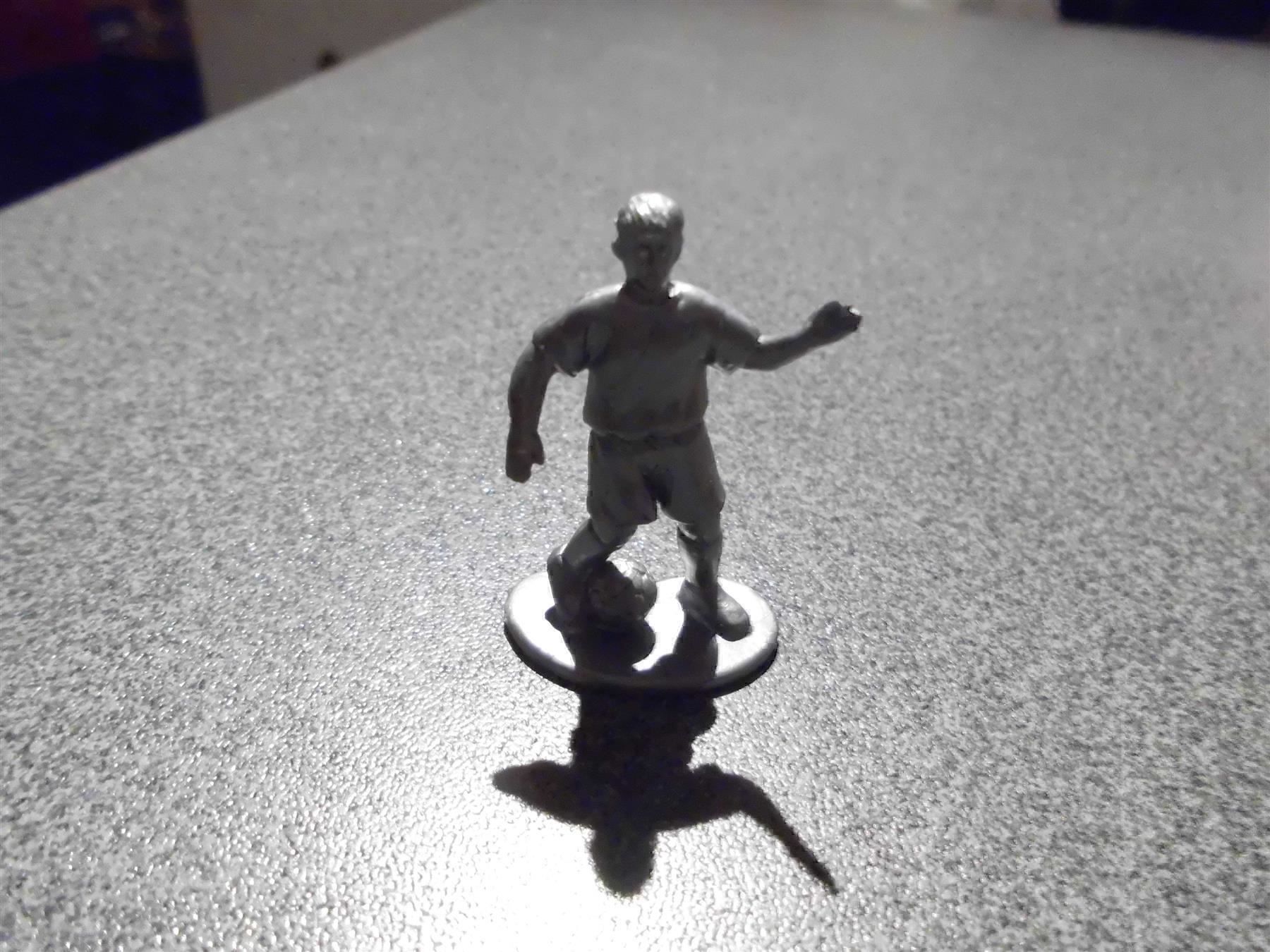 Migros Figuren: Chips-Figur  silbrig, Ball am Fuss – Gebraucht aus Zürich von Motzkuh