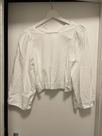kurze Bluse mit breiten Ärmeln