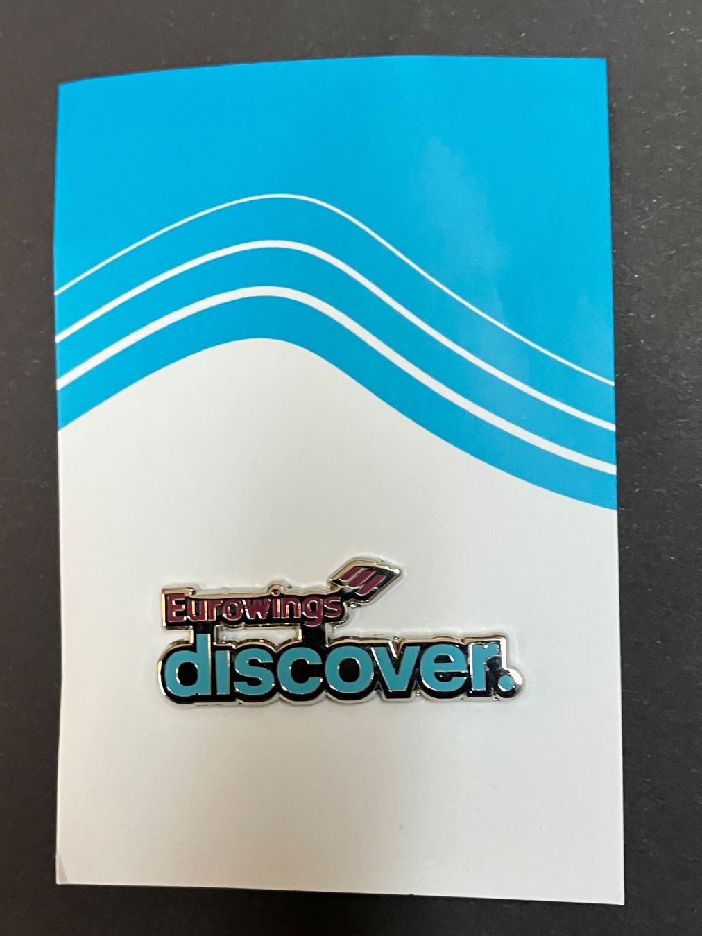 Plaketten & Abzeichen: EUROWINGS DISCOVER - PIN MIT 2 VERSCHLÜSSEN AUF FOLDER – Gebraucht aus Basel von lagavulin02 3