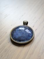 Ciondolo in stile vintage con riflessi bluastri