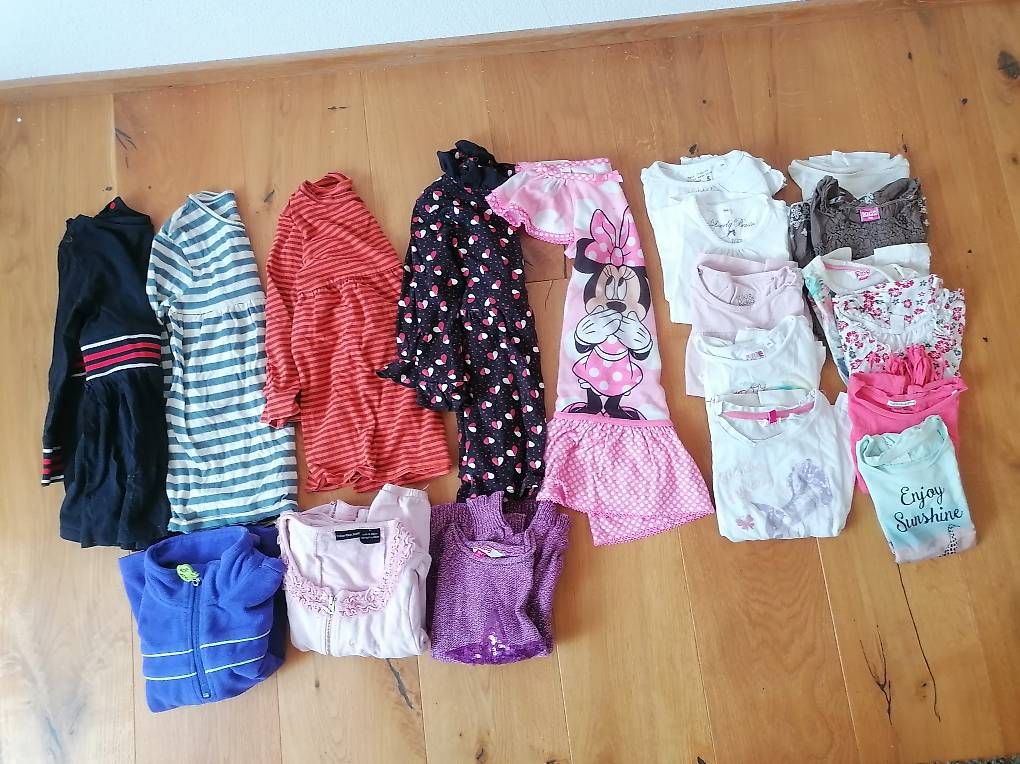 Lotti & Set di vestiti: Kleiderpaket Grösse 104 Mädchen  – Usato da Trin venduto da flanders12 1