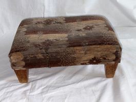 Schemel mit Holzfüssen und Stoffbezug