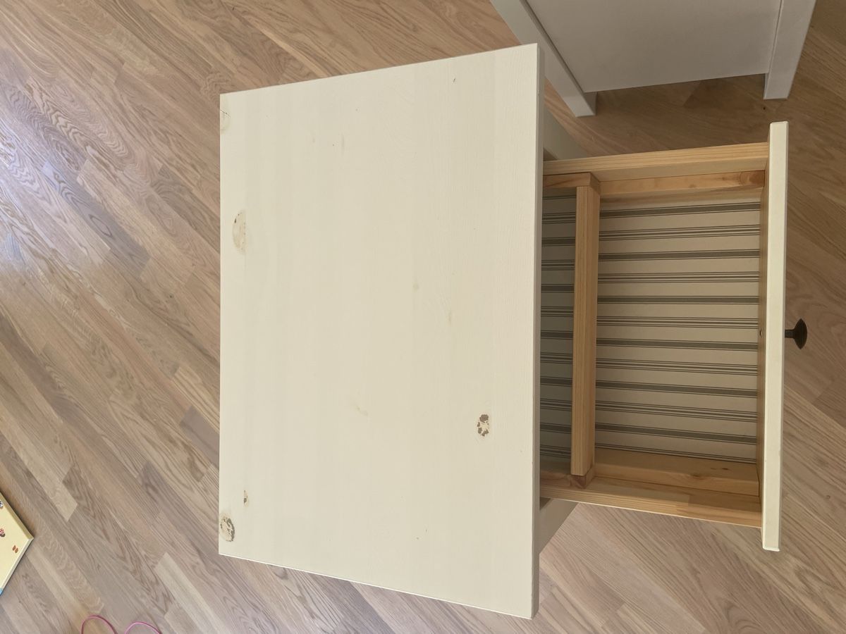 Tables de nuit: Zu verschenken - 2x Nachttisch weiss von IKEA – D'occasion à Zürich par jen_n6bp 2