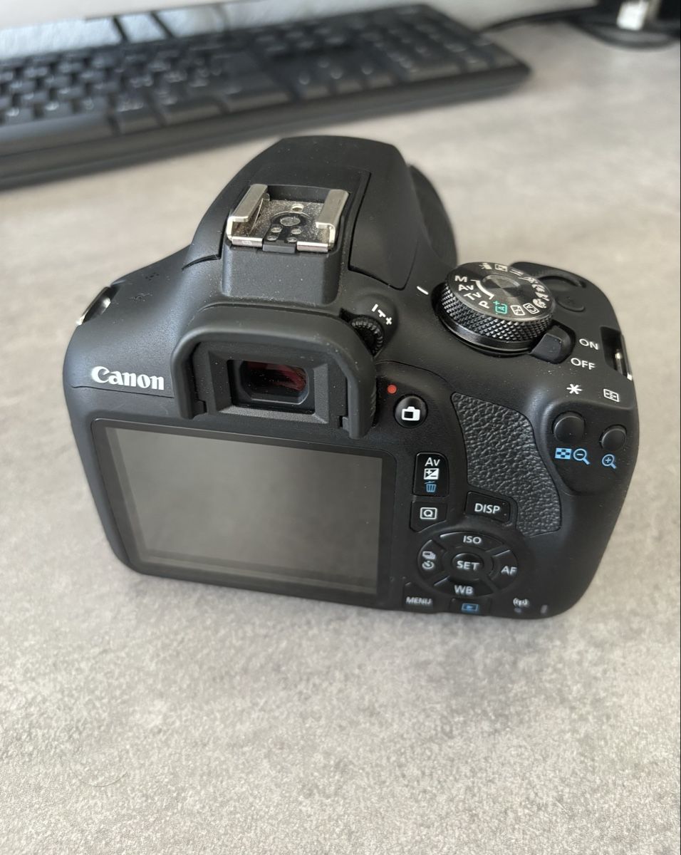 Canon Appareil photo: Canon EOS 2000D Kit EF-S 18-55mm – Neuf (Voir description) à Solothurn par sha_v96j 5