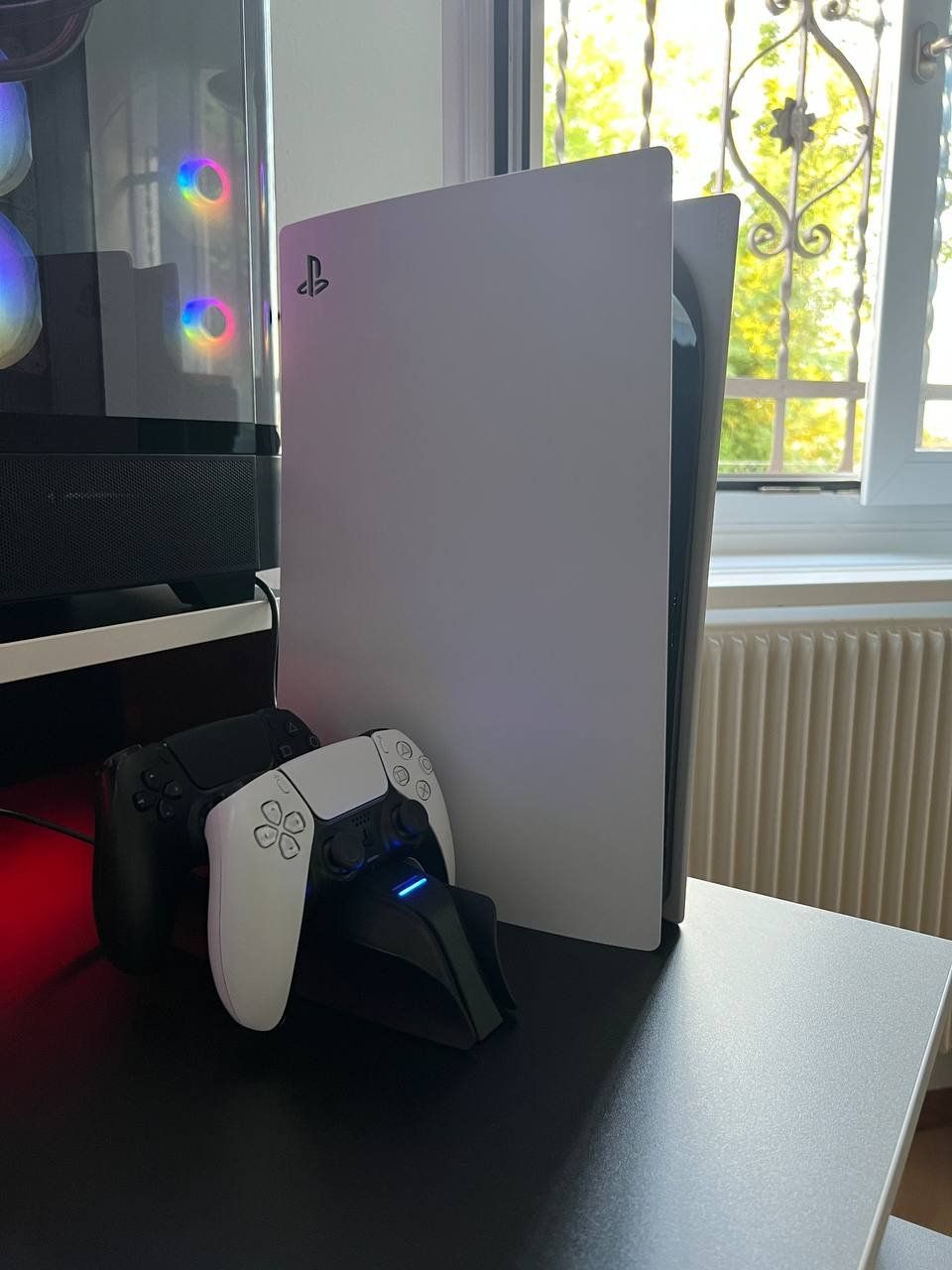 Sony Console: PlayStation 5 Disc + 2 DualSense Controller + Ladestation – Usato da Luzern venduto da Amirmarzieh 1