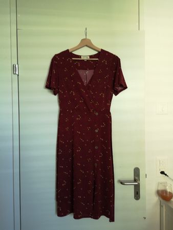 Kleid Monteau geblümt rot gepunktet Grösse M gebraucht
