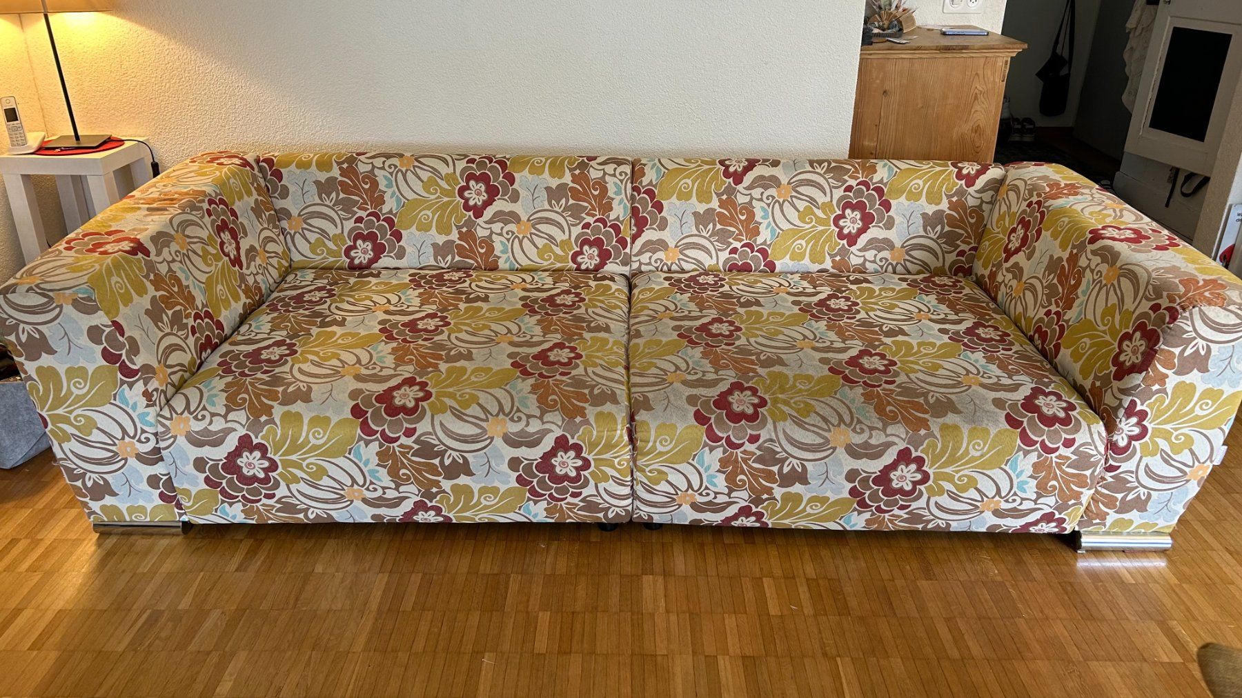 Divani: Sofa mit Hocker und Kissen Blumenmuster – Usato da Obernau venduto da broadwaypop 1