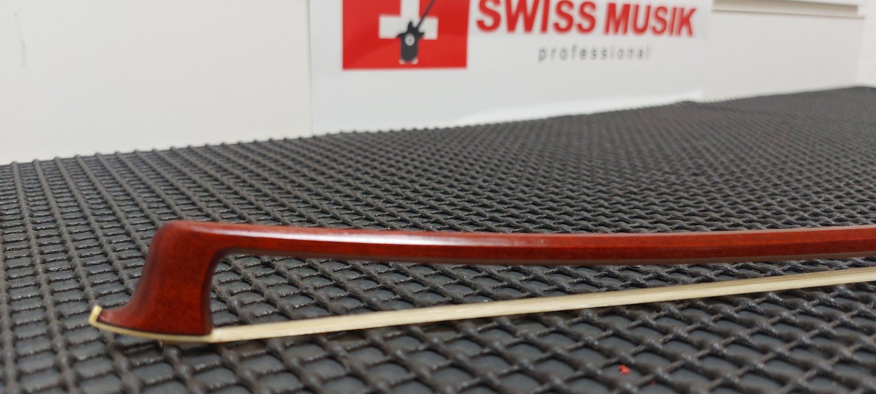 Strumenti musicali: 4/4 Geigenbogen W.Seifert Octagonal fernambucoL=74 cm,61 gr. – Usato da Glattbrugg venduto da Swissmusik 2