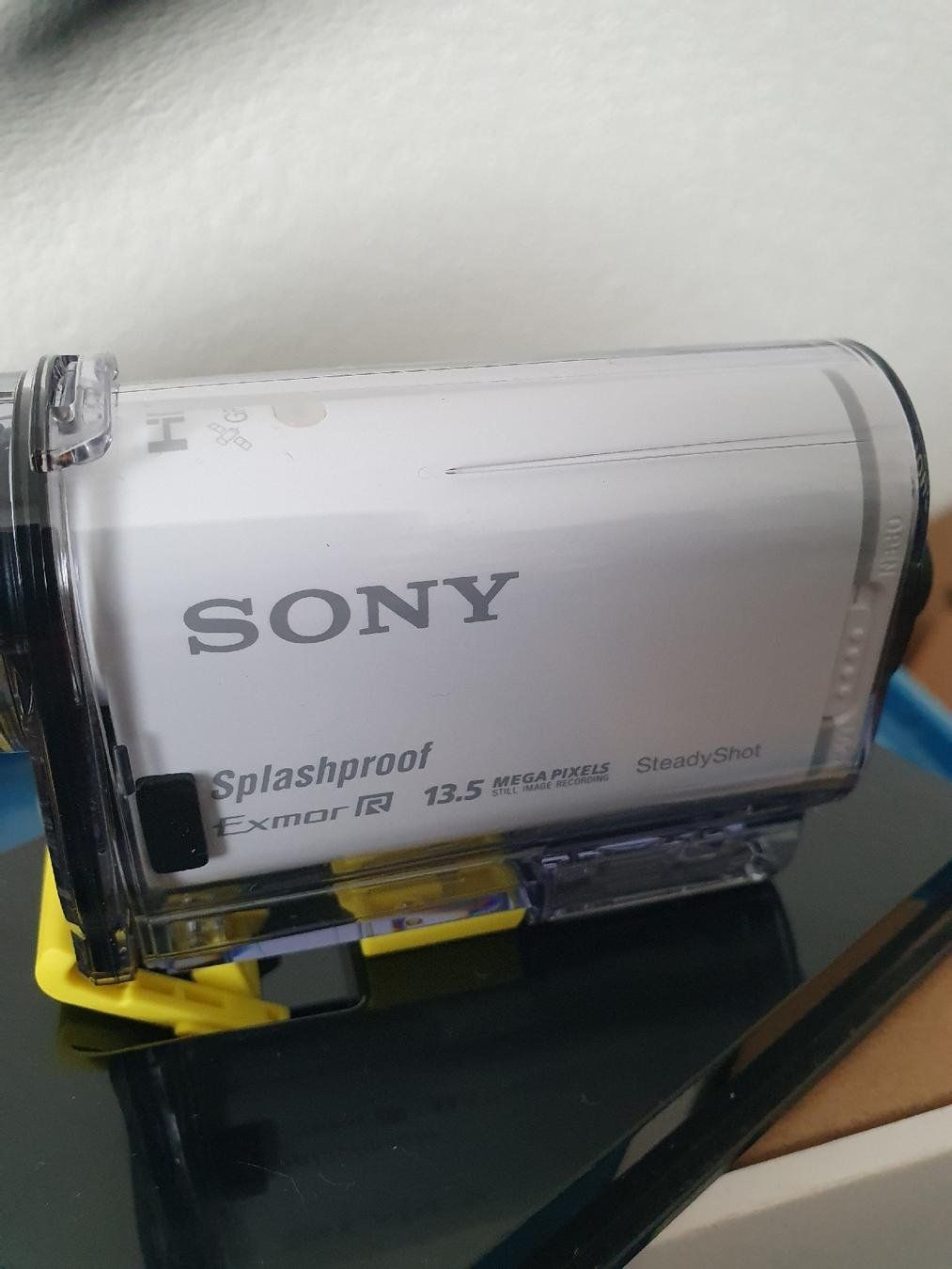 Sony Kamera: Sony Actioncam HDR-AS100V mit Remote Control RM-LVR2 – Gebraucht aus Mendrisio von rappoport