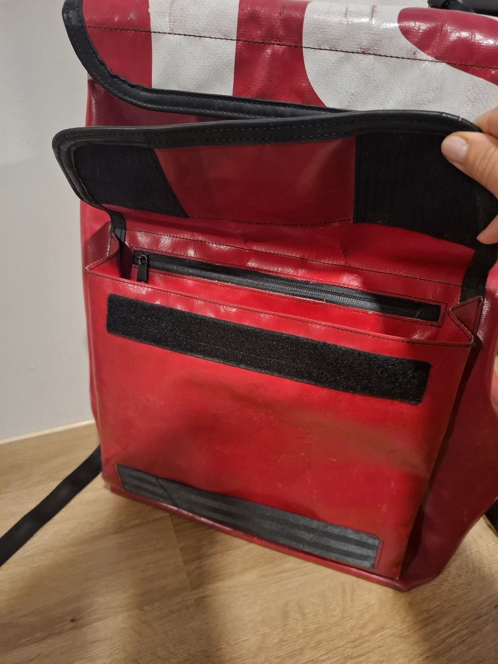 Freitag Zaini: Roter FREITAG Rucksack, robust und wasserabweisend! Top – Usato da Lausen venduto da Devin- 2