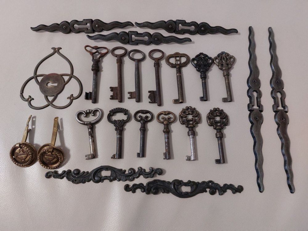 Lot alte Schlüssel und zwischen Schloss