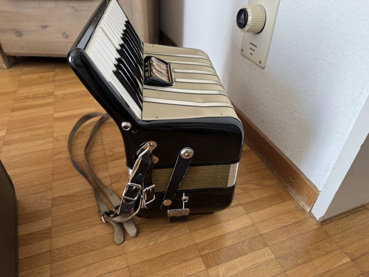 Hohner Musikinstrumente: Hohner concerto 1 Handarmonika – Gebraucht aus Zunzgen von milesdavis76 4
