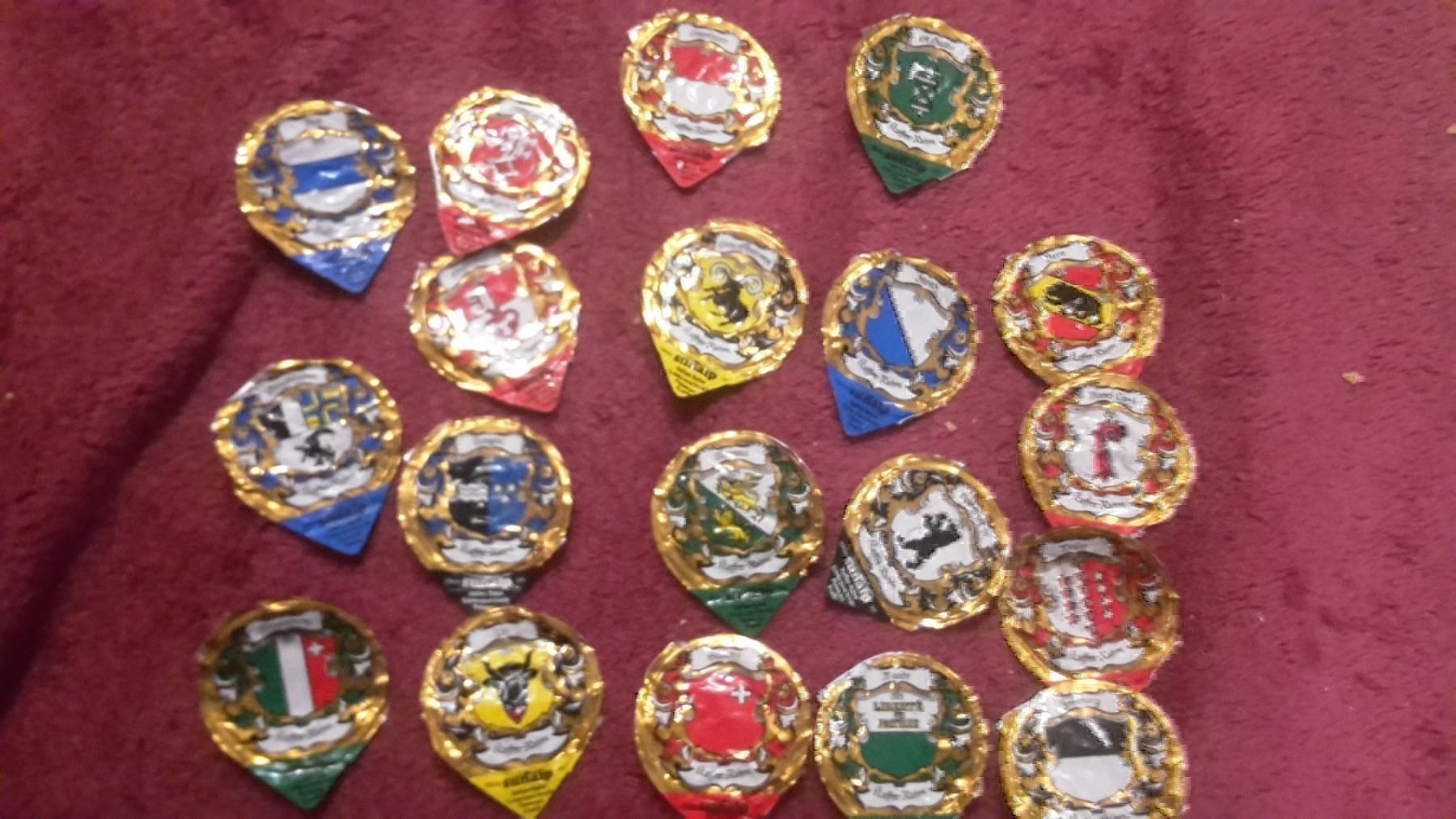 Coperchi dei cremini per caffè: 19 Kaffeerahmdeckeli gold Wappen – Usato da Schwarzenburg venduto da Flamingo07