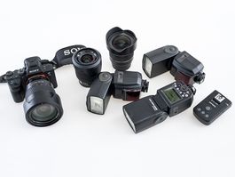 Sony Alpha 7 III Kamera mit Objektiven + Systemblitz Zubehör