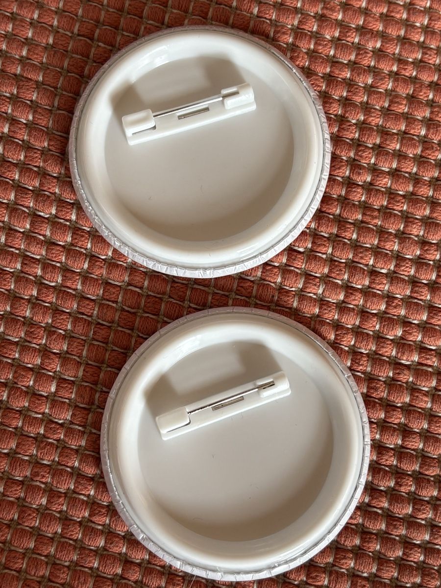 Spille & Fermagli: Frieden Brosche / Peace Button 2er Set – Nuovo (secondo la descrizione) da Rümlang venduto da BoutiqueMonique16 1