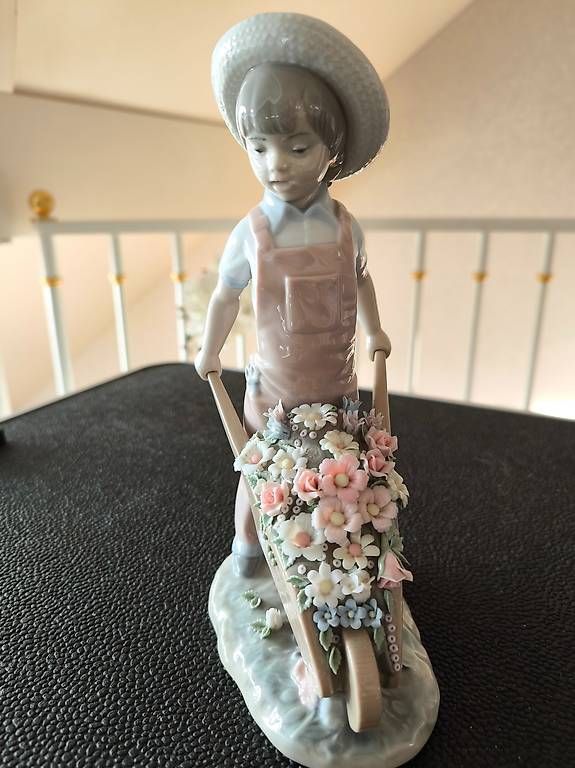Statuette: Lladro Junge mit Schubkarre gefüllt mit Blumen – Usato da Arnegg venduto da Philips3 3