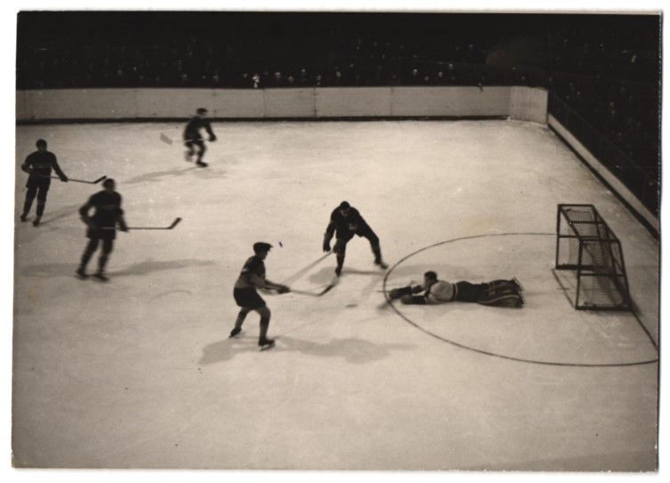 Fotografie & Manifesti: Fotografie Berlin, Eishockey-Spiel Berli – Usato da Berlin venduto da bartko-reher