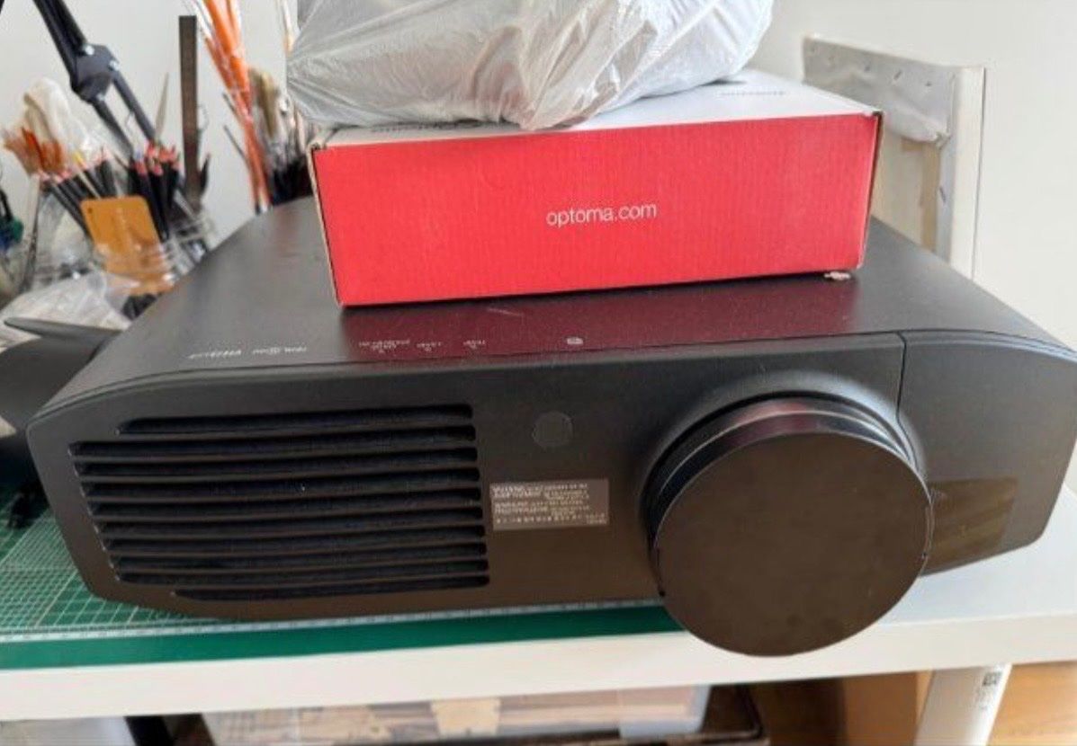 Panasonic Videoprojektoren: Panasonic PT-AT6000E + Zubehör – Gebraucht aus Avenches von jackywei01 1
