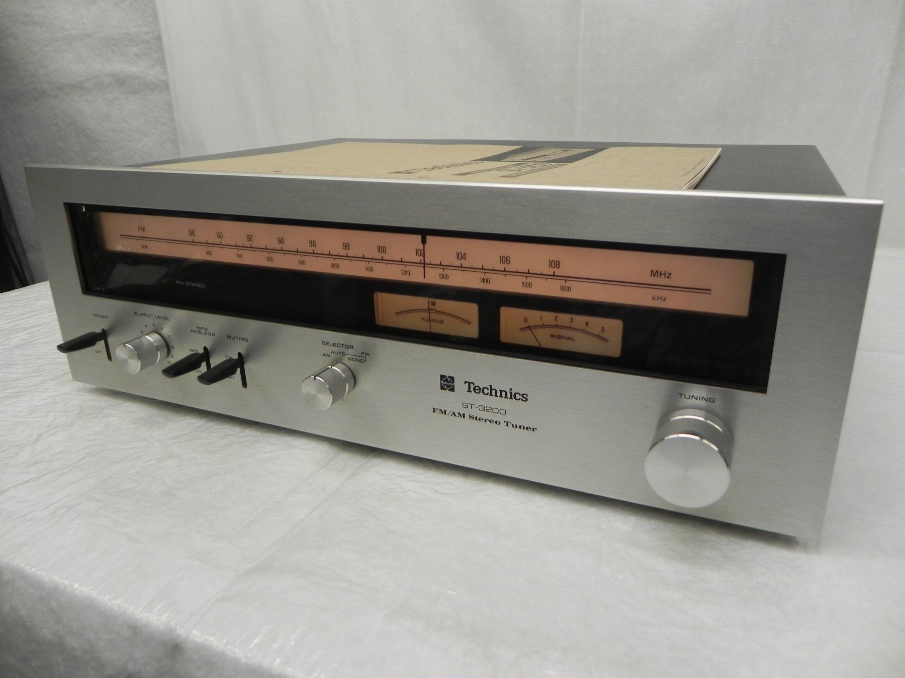 Technics Radio: Technics ST-3200 Tuner – Usato da Basel venduto da Life-Style-Art 1