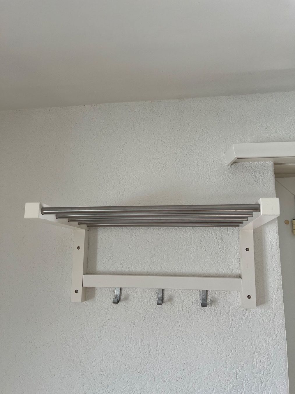 Garderobe: Kompakte Wandgarderobe / Hängegarderobe – Gebraucht aus Schlieren von Sneakerdino