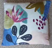 Schönes Dekokissen mit Blumenmuster, neuwertig, 38x38 cm