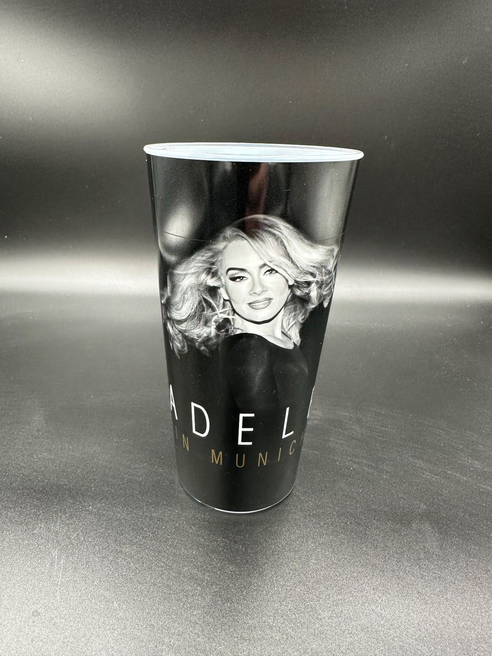 Contenitori & Simili: Adele - Mehrwegbecher 0.5lt - Konzerte München 2024 – Usato da Arlesheim venduto da Kunst-Krempel