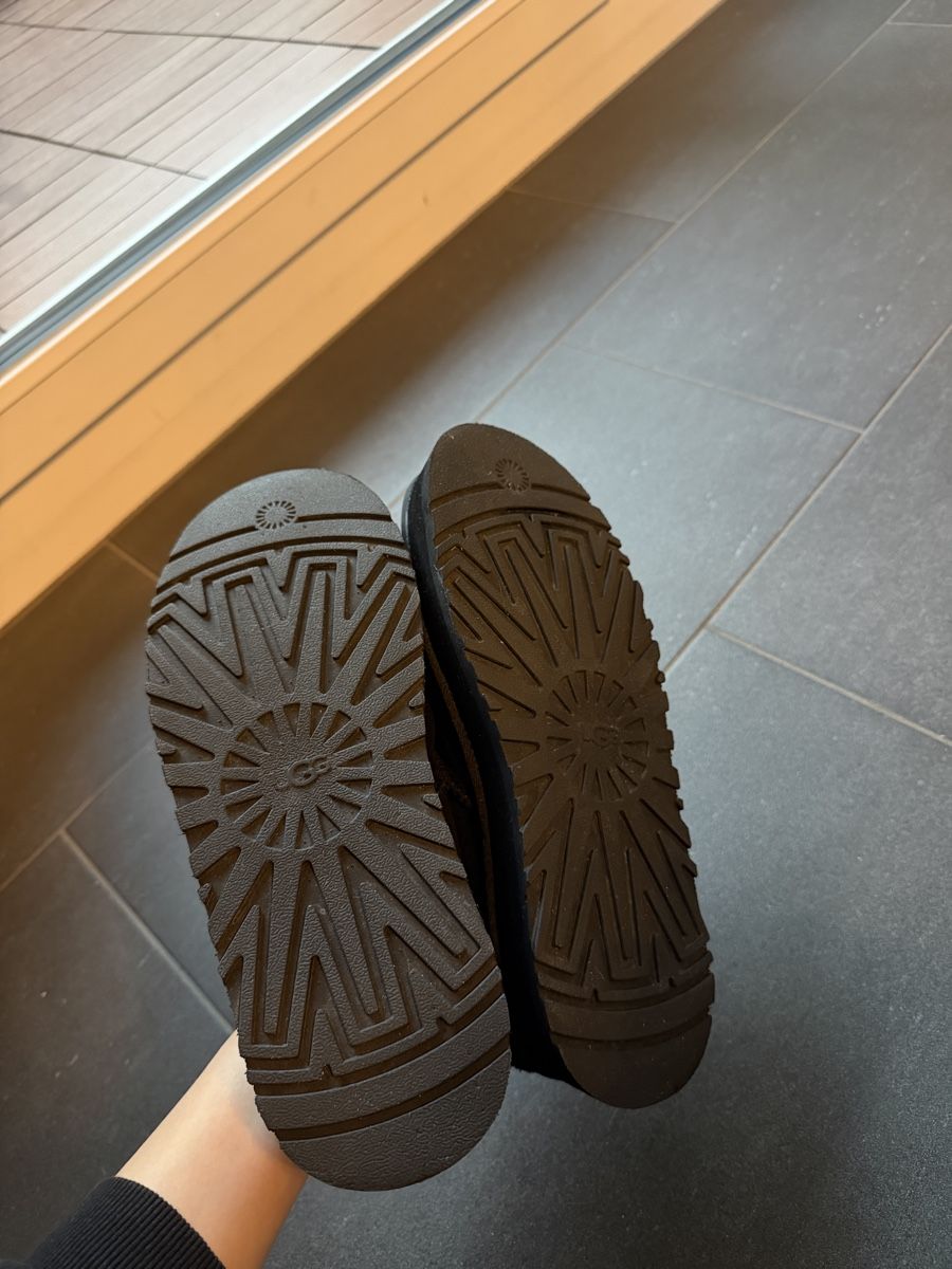 Ugg Chaussures femmes: UGG Bea Mary Jane schwarz  – Neuf (Voir description) à Fribourg par DayaneH. 4