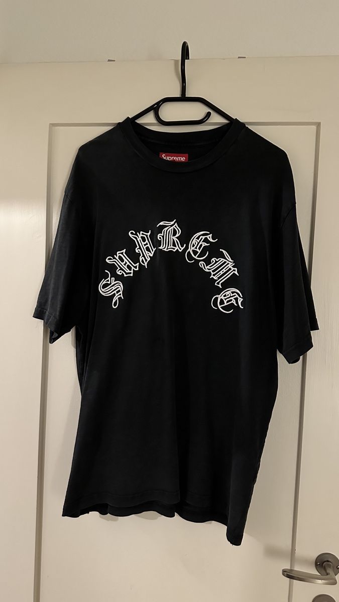 Supreme T-shirt: SUPREME TSHIRT – Usato da Basel venduto da ndeon