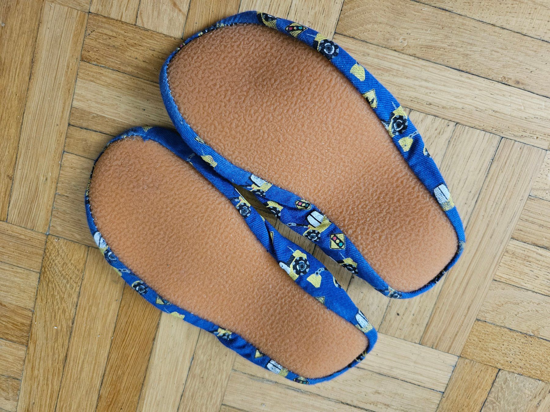Scarpe per ragazzi: Turnfinkli / Schlarpen Bagger ca. Gr. 27 / 28  / 18cm – Usato da Unterengstringen venduto da saraman 1