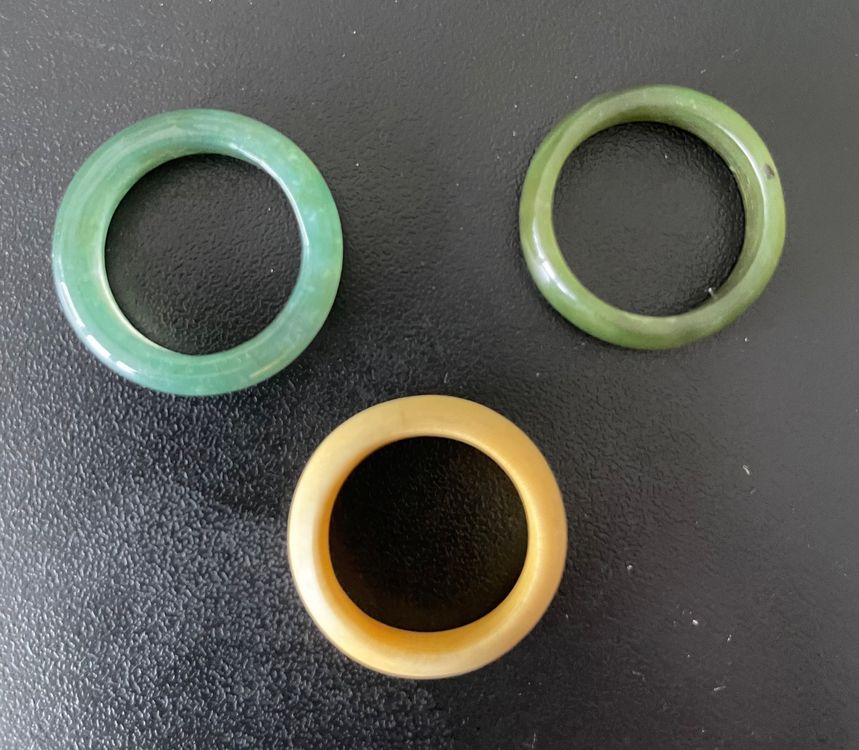 Lot von 3 Ringen aus Jade und Bein (Gebraucht) in Gockhausen für CHF 5 ...