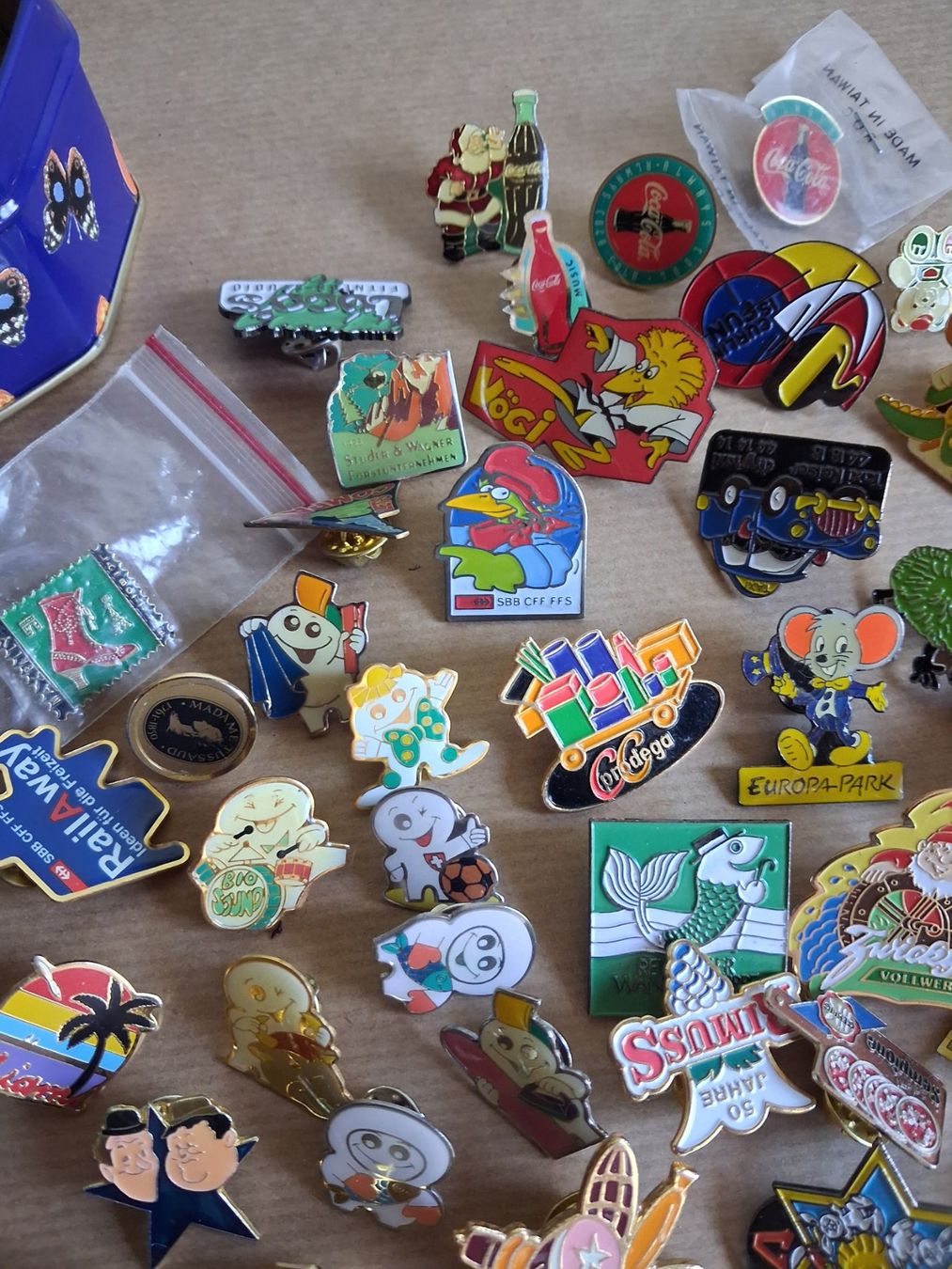 Placchette & Badge: c/ 100+ Pins mit Verschluss. Gemäss Bildern – Usato da Hagendorn venduto da siwasi3 4