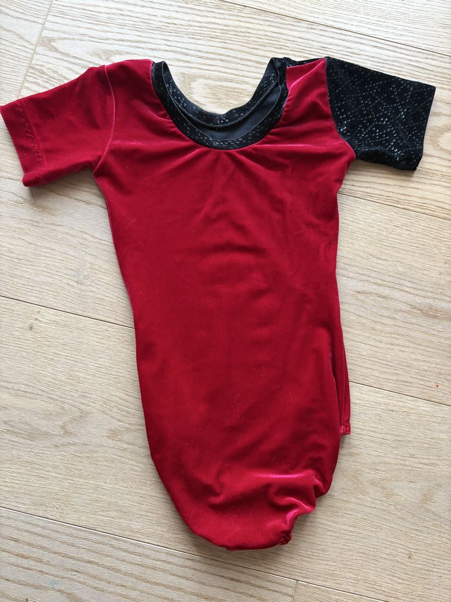 Trainer, Turnhosen & -trikots: Turnanzug rot/schwarz, Gr. 122/128 Strass – Gebraucht aus Stettfurt von catwoman7 1