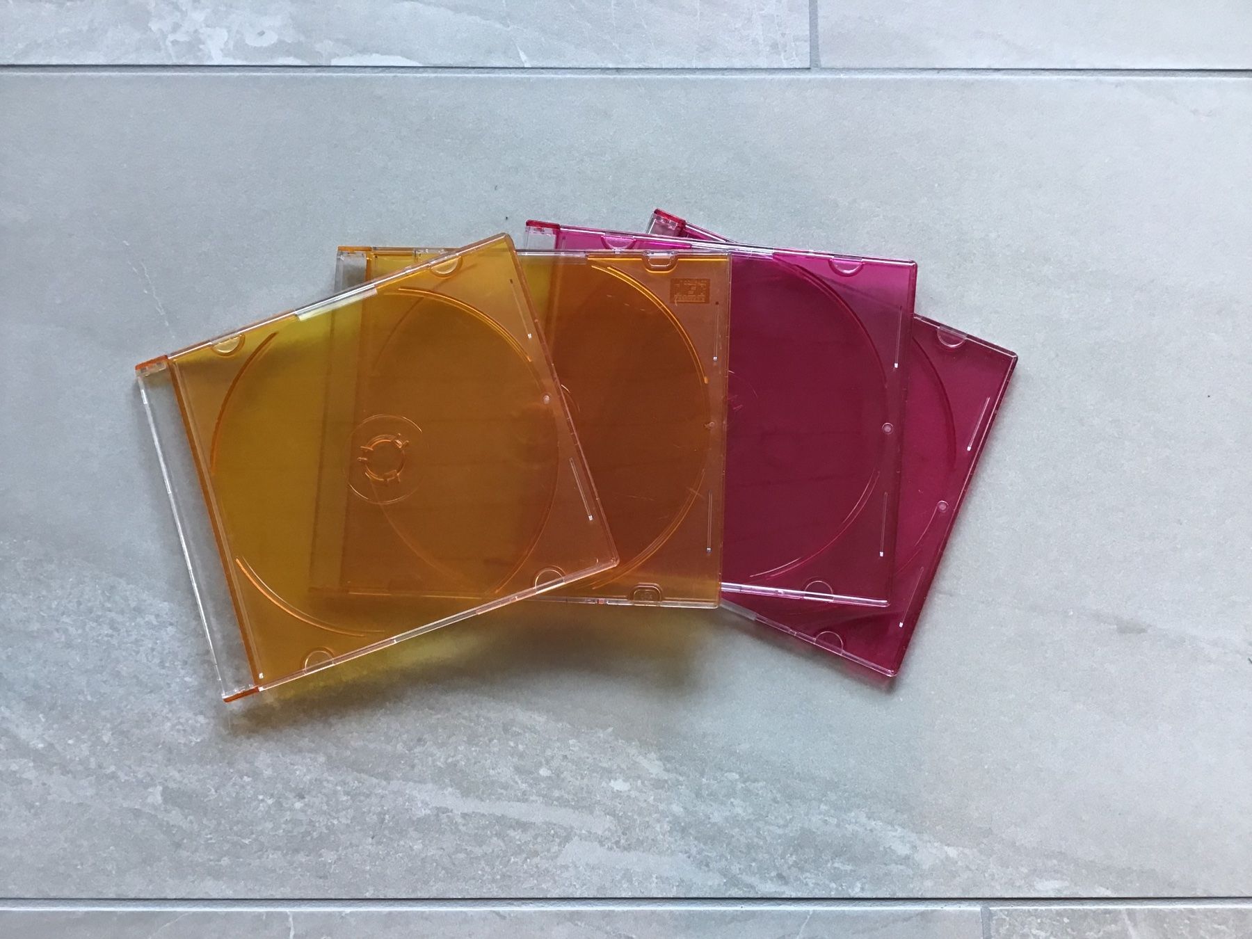 CDs: CD Hülle 4-er Set dünn orange pink – Gebraucht aus Giswil von Pingu109