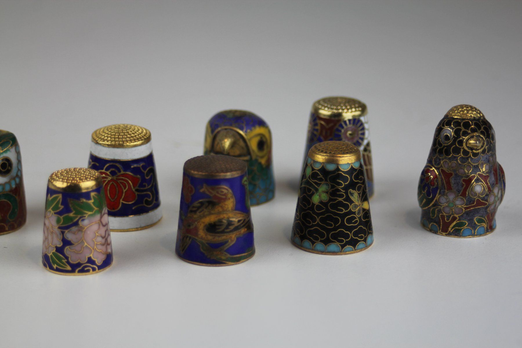 Ditali: 8 Fingerhüte Cloisonné Email Sammlung – Usato da Basel venduto da IRMAundFRED 2