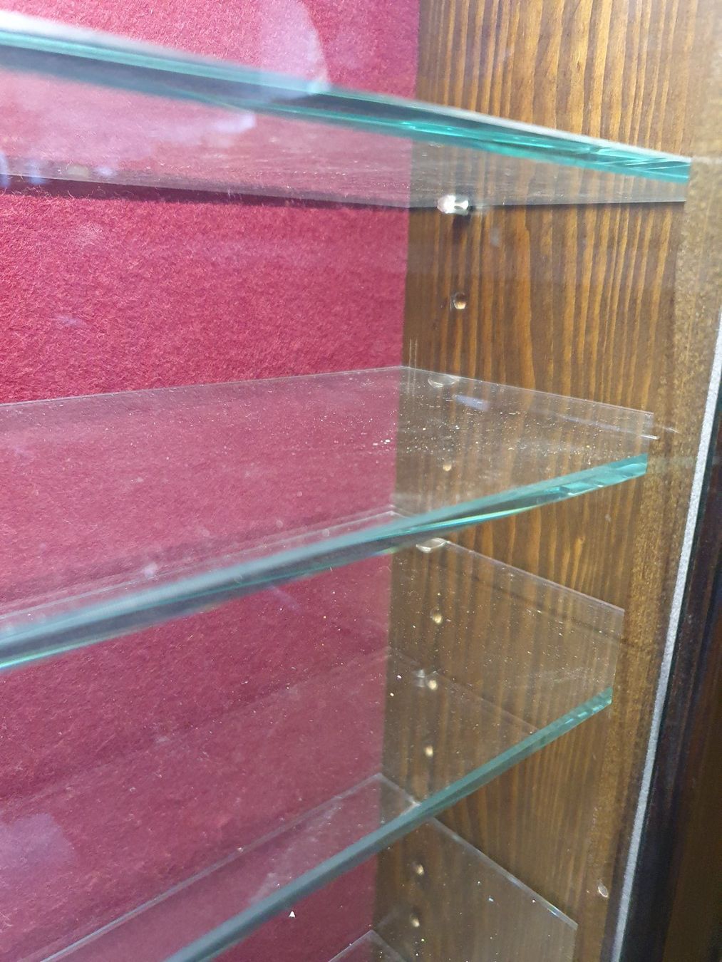 Vetrine: Holzvitrine mit Glastablaren, abschliessbar – Usato da Killwangen venduto da versus77 2