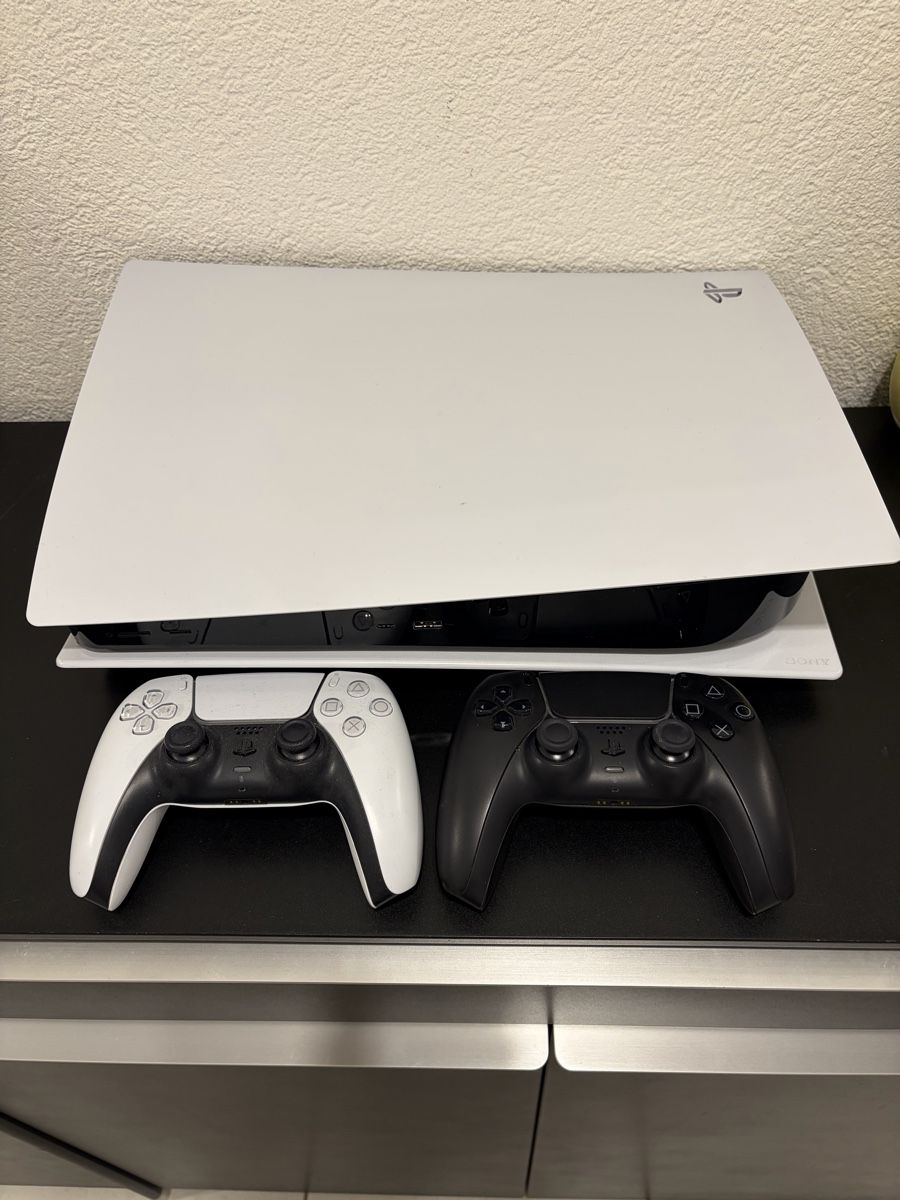 Sony Console: Playstation 5 Digital Edition mit 2 Controller, Top Zustand! – Nuovo (secondo la descrizione) da Gümligen venduto da NicolasScheidegger