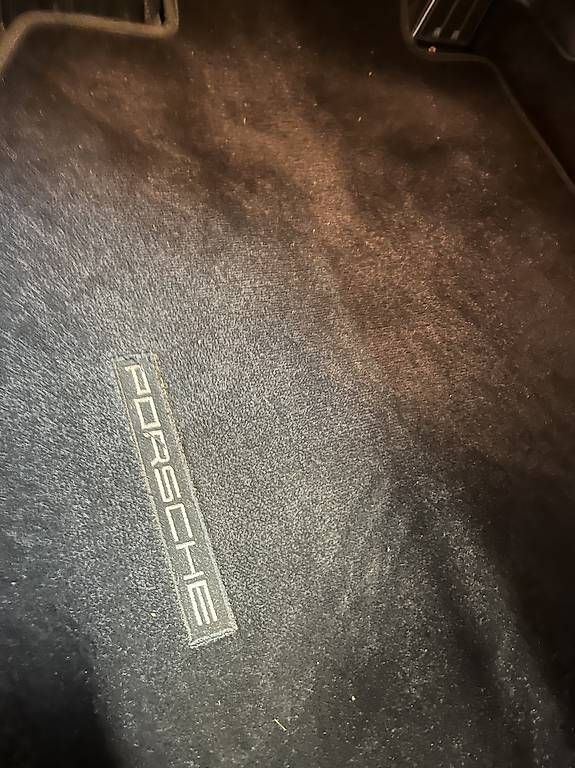 Tutti pezzi di ricambio auto: Porsche 997.1 Turbo Teppiche – Usato da Triesenberg venduto da Kiruna18