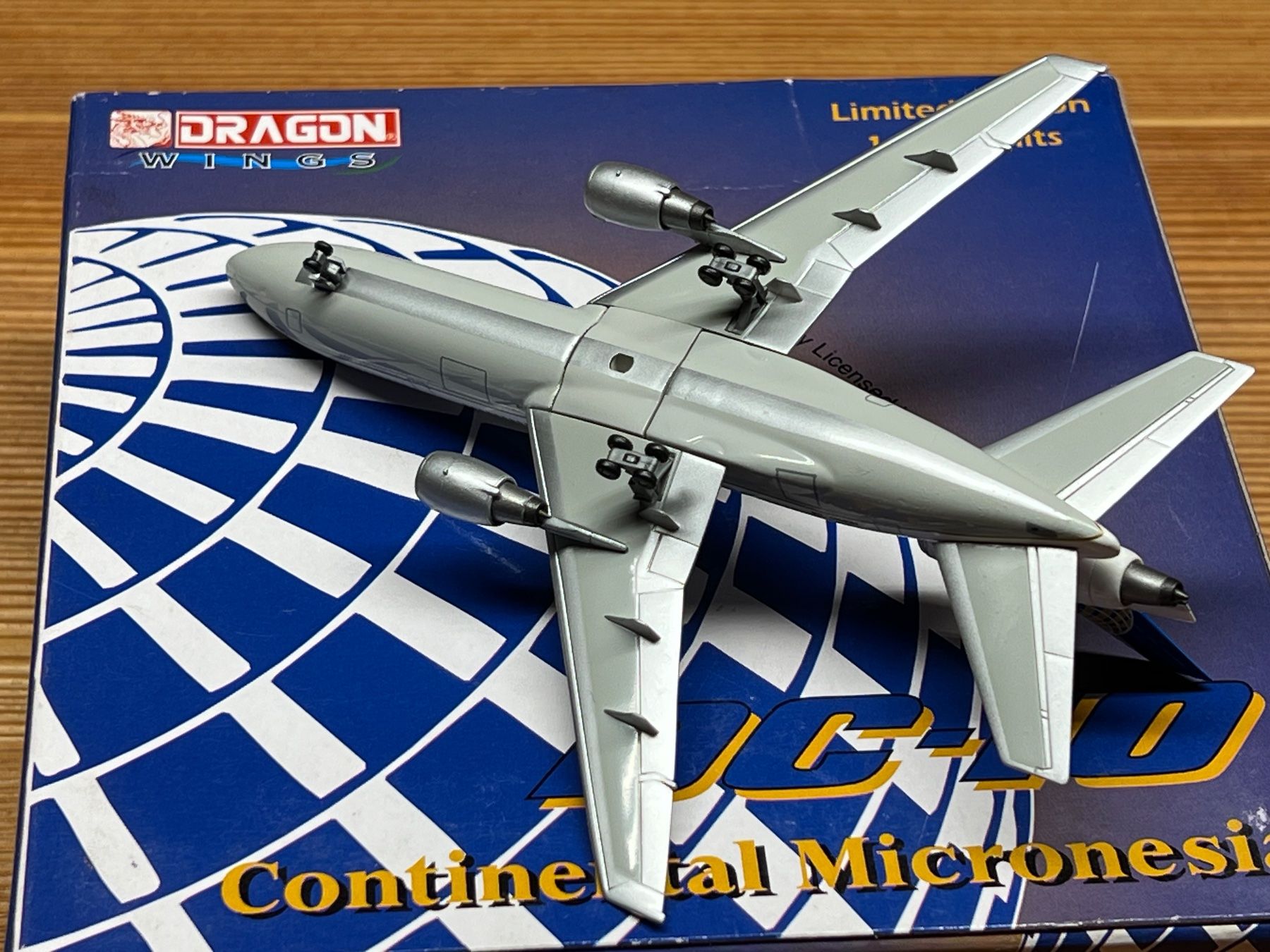 McDonnell Douglas Kit di modellismo & Modellini statici: 1:400 Dragon Wings Continental Micronesia DC-10 Flugzeugmode – Usato da Silvaplana-Surlej venduto da bkk 3