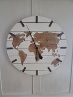 Wanduhr Weltkarte Holz weiss braun rund guter Zustand 