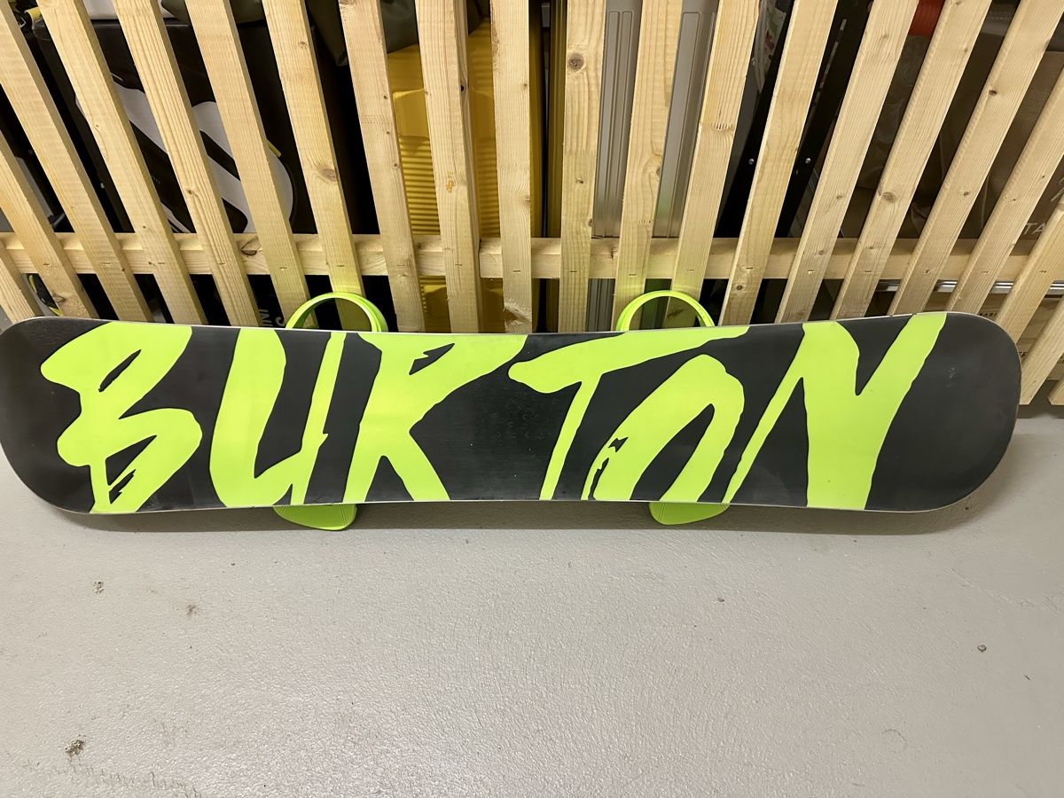Burton Board: Burton snowboard with bindings – Usato da Altendorf venduto da ghinescu.andrei 1