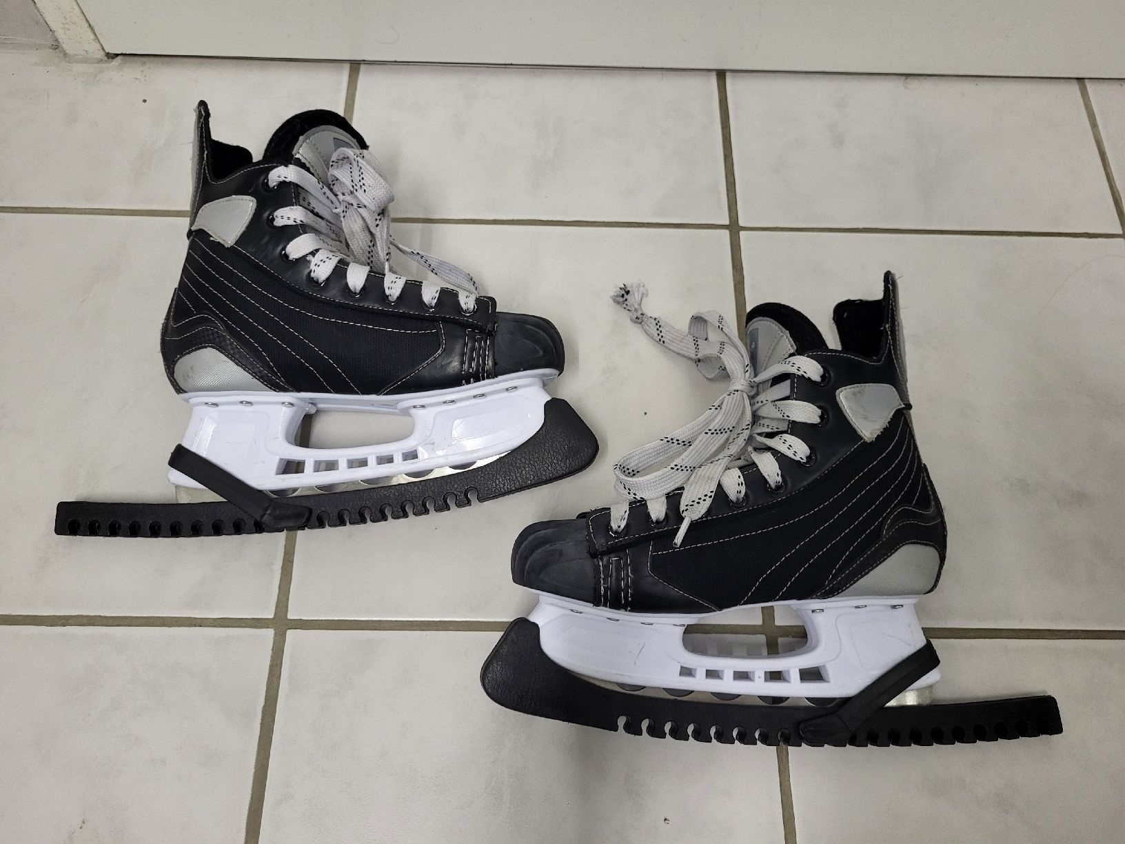 Pattini da ghiaccio: Eishockeyschuhe mit Schoner – Usato da Horgen venduto da Catch22 3