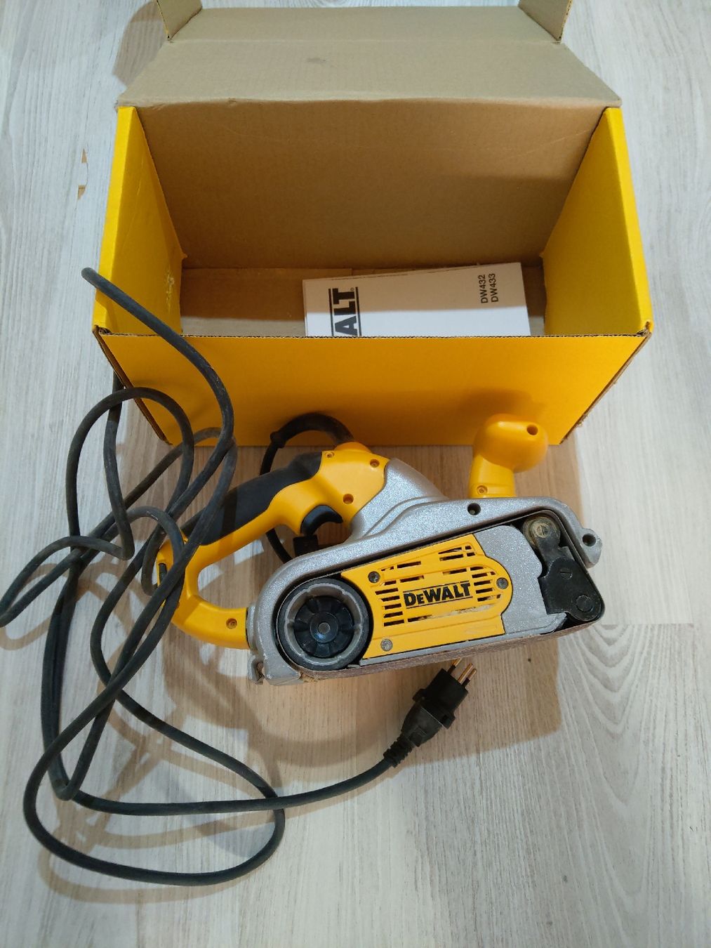 Dewalt Aiguiseuses & polisseuses: DeWalt Bandschleifer mit Ersatzbändern – D'occasion à Häuslenen par Inlepaya2000