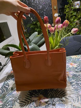 Swiss Made - grosse Orange Handtasche mit zeitlosem Design