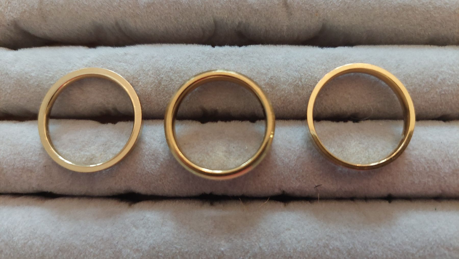 Sonstiger Schmuck: Goldringe Modeschmuck, 3 Stk, neuwertig 18mm – Neu (gemäss Beschreibung) aus Ulisbach von Antikaffin 1