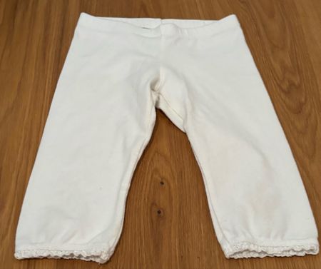 Mädchen Leggings weiss Grösse 3-4 Jahre mit Flecken (hinten)